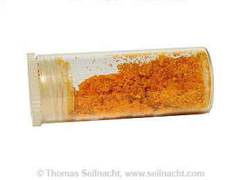 Rechts: Orangenes Goldsalz