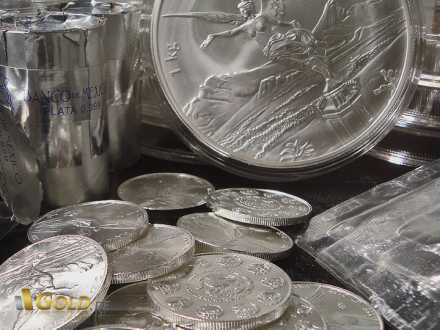 Libertad Silbermünzen: 1 oz (vorne), 1 kg (hinten), Originalverpackung (links)
