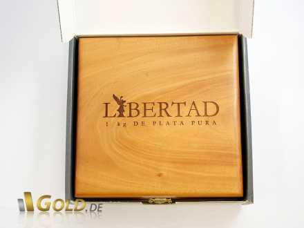 1 kg Libertad Silber - Holz-Schatulle in Versandkarton